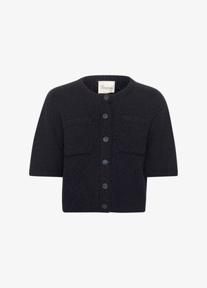 Tengerészkék, rövid ujjas kardigán textúrált anyagból, két mellzsebbel és kerek nyakkivágással, elöl kék gombokkal.