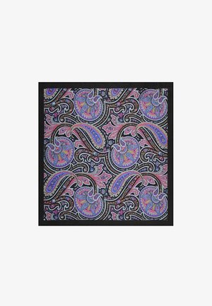 Kwadratowy szalik z żywym wzorem paisley w odcieniach purpury, różu i niebieskiego na czarnym tle. Gładka tekstura i drobne detale w całej powierzchni.
