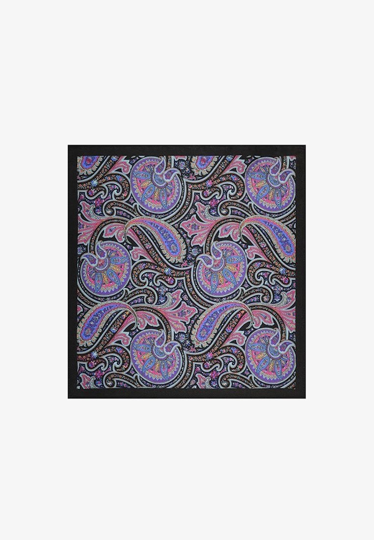 Kwadratowy szalik z żywym wzorem paisley w odcieniach purpury, różu i niebieskiego na czarnym tle. Gładka tekstura i drobne detale w całej powierzchni.