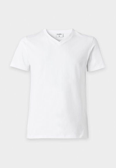 T-shirt blanc uni à manches courtes et col en V, présenté sur un fond neutre, avec une étiquette visible au niveau du col indiquant "FILIPPA K."