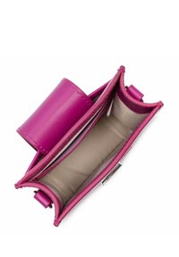 Piccolo portafoglio in pelle rosa con una texture liscia, dotato di una tasca cilindrica per monete e una fodera interna beige. Chiusura con un accento metallico.