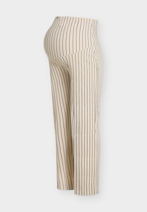 Beżowe spodnie ciążowe z cienkimi pionowymi czarnymi paskami i wysokim, elastycznym paskiem zaprojektowanym do podparcia brzucha.