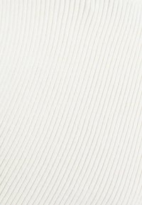 Tessuto bianco a righe verticali sottili e scanalate. La texture appare morbida e liscia, riflettendo delicatamente la luce sulla superficie.