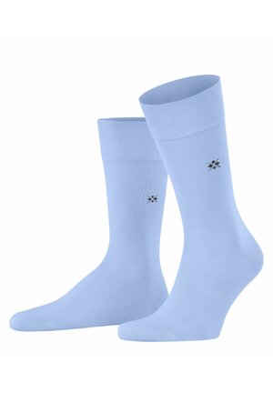 Jasnoniebieskie skarpetki za kostkę z prążkowanymi ściągaczami i małym czarnym logo przedstawiającym skrzyżowane kije golfowe oraz piłkę golfową po bokach.