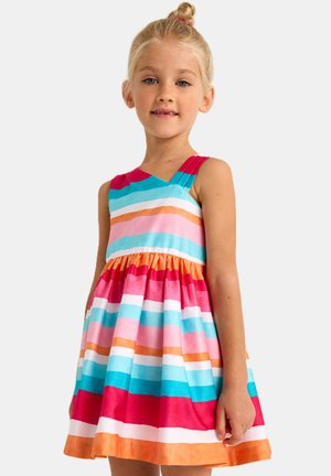 Vestido a rayas multicolores con tonos rosa, azul y naranja. Diseño sin mangas, cintura fruncida y forma acampanada. Textura de tela suave.