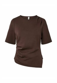 T-shirt marrone a maniche corte con colletto rotondo, orlo asimmetrico e texture liscia. Presenta una piega laterale sottile per un tocco di dettaglio in più.