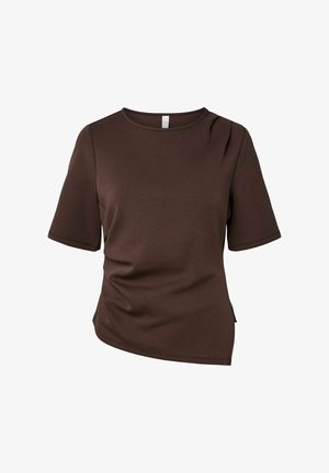 T-shirt marrone a maniche corte con colletto rotondo, orlo asimmetrico e texture liscia. Presenta una piega laterale sottile per un tocco di dettaglio in più.