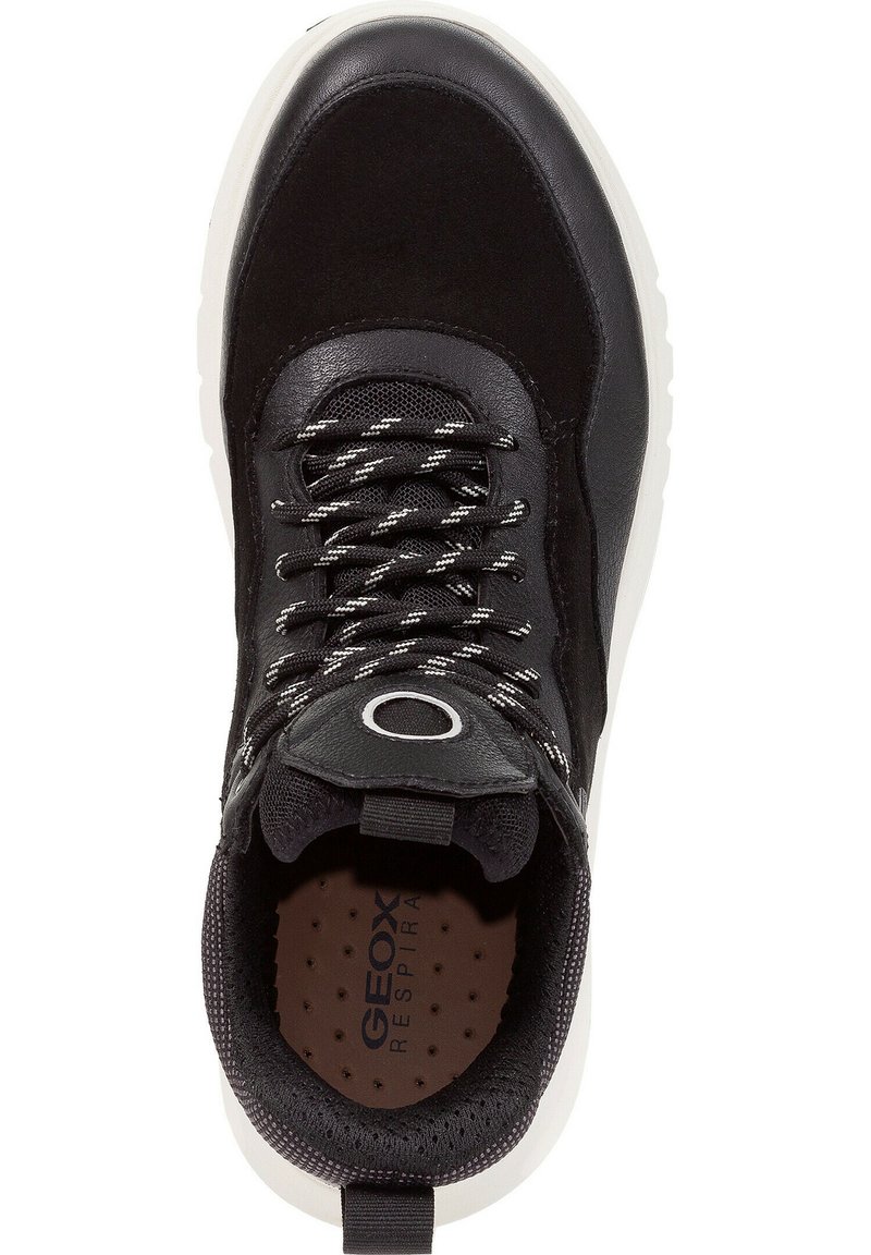 Baskets noires avec un cuir lisse et texturé, des accents en maille, une semelle blanche et des lacets à motifs noir et blanc. Présente un logo Geox à l'intérieur.