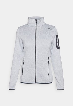 Hellgraue Fleecejacke mit hohem Kragen, Frontreißverschluss, zwei Seitentaschen und einer Reißverschlusstasche am linken Arm. Schwarze Akzente.