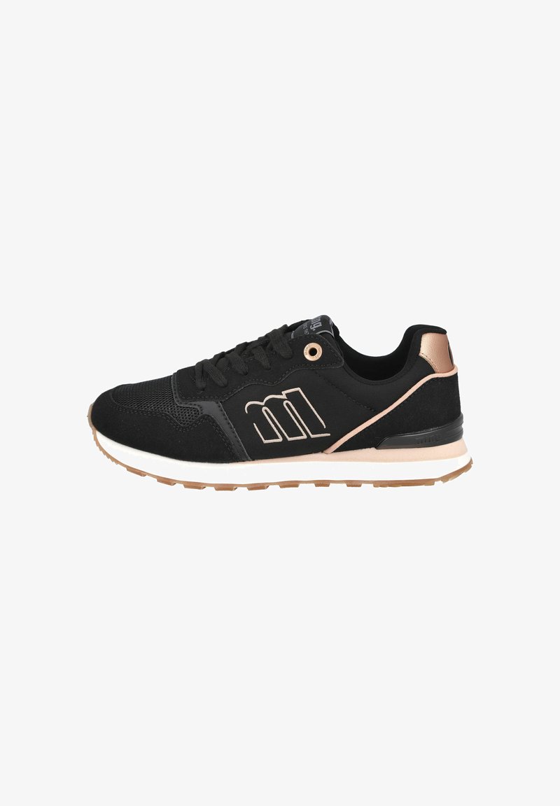 Zapatilla negra con acentos beige, parte superior de malla y ante, diseño de cordones, suela blanca gruesa y logotipo estilizado "M" en el costado.