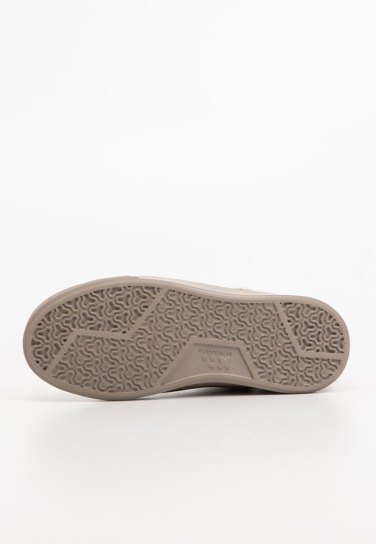 Jasno beżowa podeszwa sneakersów z teksturowanym wzorem i geometrycznymi kształtami, płaski kształt i solidny wygląd dla lepszej przyczepności.