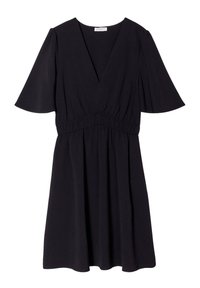 Abito nero con scollo a V, maniche corte svolazzanti e cintura elastica. Realizzato in tessuto leggero con una consistenza liscia.