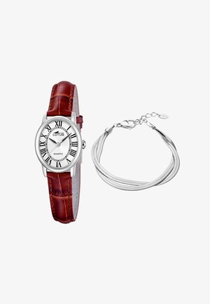 Reloj de pulsera Silver Lotus de cuarzo con esfera blanca, números romanos negros y correa de cuero marrón junto a una pulsera de cadena plateada de múltiples hilos.