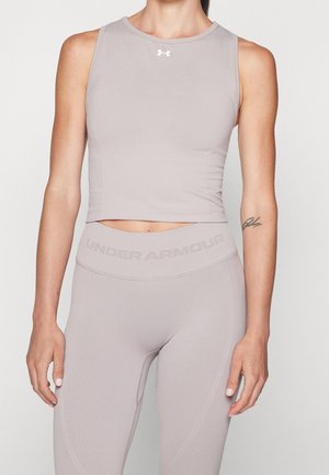 Lichtgrijs mouwloos sportcrop-top met een ronde halslijn, naadloos ontwerp en Under Armour-logo op de borst, gecombineerd met bijpassende leggings.