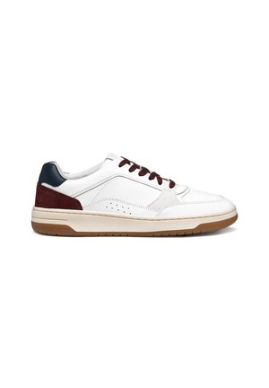 Baskets en cuir blanc avec des accents en daim bordeaux, un talon bleu marine, des panneaux latéraux texturés et des semelles en caoutchouc marron. Design à lacets avec perforations.