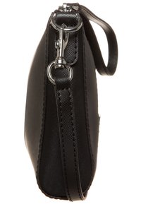 Sac en cuir noir texturé avec quincaillerie argentée, une bandoulière amovible et des détails cousus, doté d'une fermeture éclair sur le dessus.