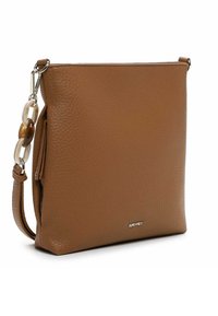 Borsa a tracolla in pelle marrone con finitura a grana, dotata di tracolla con catena come dettaglio e tasca laterale con zip. Dettaglio logo in oro.