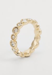 Anello color oro con pietre trasparenti alternate, rotonde e sfaccettate, dotato di una fascia testurizzata e sezioni lisce e lucidate.