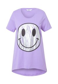 T-shirt à manches courtes lavande avec un grand motif de smiley argenté aux contours noirs. L'ourlet est arrondi et plus long à l'arrière.