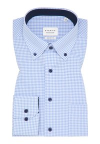 Camicia a quadri in blu chiaro e bianco, in cotone, con colletto button-down, dettagli in blu navy, polsini con due bottoni, etichetta del marchio ETERNA.