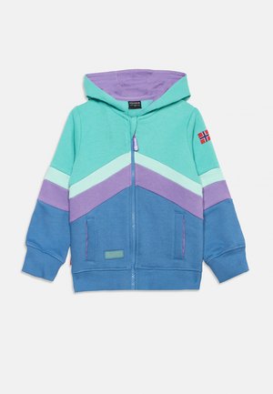 Bērnu sporta džemperis ar rāvējslēdzēju un kapuci, krāsu blokos tirkīza, lavandas un zilā krāsā, ar priekšējām kabatām un nelielu Norvēģijas karogu uz piedurknes.