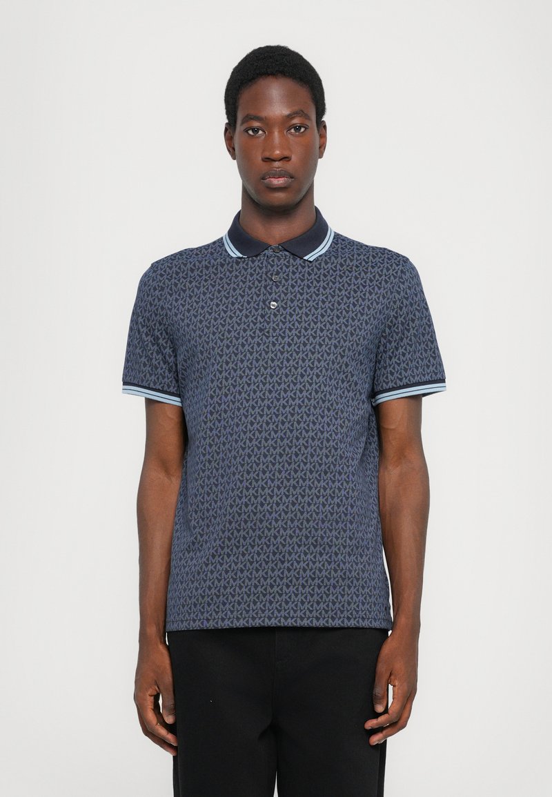 Πολυεστερικό μπλε πόλο μπλουζάκι με μοτίβο λογότυπου σε όλη την επιφάνεια, ριγωτό γιακά με ανοιχτό μπλε λεπτομέρειες και κοντά μανίκια με ταιριαστά μανίκια.