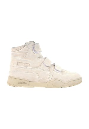 Beżowy wysoki sneaker z zamszu z trzema paskami na rzepy i gumową podeszwą, z wytłoczonym logo marki na boku i pięcie.