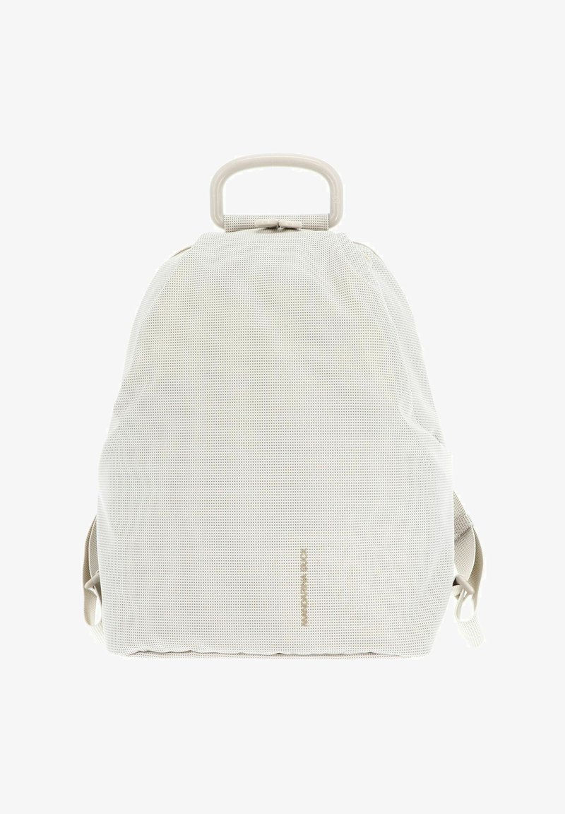Zaino bianco con texture, di forma arrotondata, manico superiore e spallacci regolabili. Presenta un sottile motivo perforato e un logo impresso.