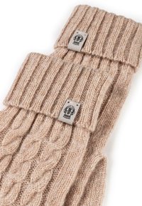 Beige gestrickte Handschuhe mit einem Ripp- und Zopfmuster, einem umgeschlagenen Bündchen und einem kleinen Stoffetikett an der Seite.
