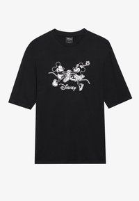 Svart t-skjorte med kort erm som har et hvitt grafisk motiver av Mickey og Minnie Mus som holder hender, med "Disney"-tekst under designet.