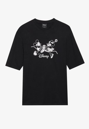 Schwarzes T-Shirt mit kurzen Ärmeln, das eine weiße Grafik von Mickey und Minnie Mouse zeigt, die sich die Hände halten, mit dem Text "Disney" unter dem Design.