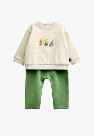 Cremefarvet langærmet top med broderi af gulerod, majs og ærter, kombineret med ensfarvede grønne bukser til småbørn.