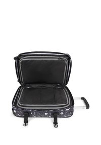 Svart rullväska med ett mönstrat yttre, grå detaljer och dragkedjestängning. Inuti finns en nätficka och rymliga fack.