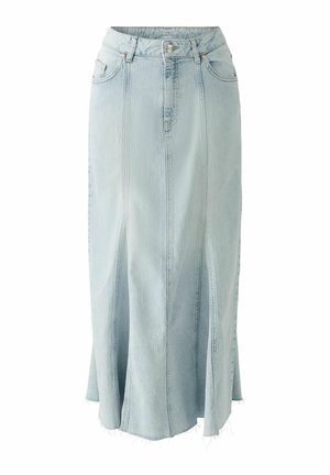 Lichtblauwe denim rok met een rechte snit, voorzien van voorste openingen, een rafelig zoom en een hoog taille ontwerp met zichtbare stiksels en knoopsluiting.