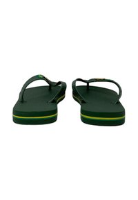 Groene rubberen flip-flops met gestructureerde banden, voorzien van een klein geel en blauw logo en een contrasterende gele en blauwe streep op de zool.