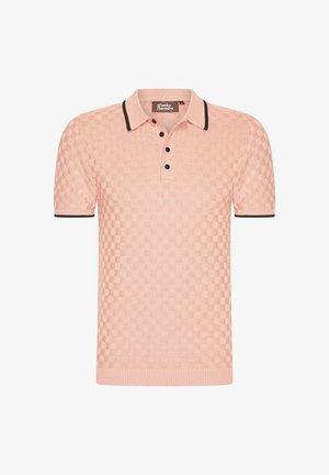 Vaaleanpunainen polo-paita, jossa on teksturoitu ruutukuosi, musta kaulus ja kolmonen napitus. Varsi ja helma ribattu.