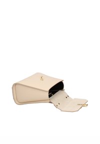 Borsa in pelle beige con design strutturato, dotata di una chiusura a gancio dorata e un'apertura frontale che mostra un interno morbido simile alla suede.