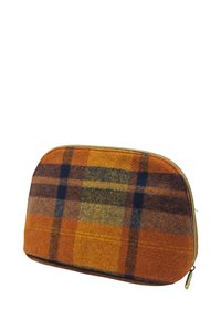 Trousse de maquillage en plaid de laine dans des tons orange, jaune et bleu, de forme arrondie et avec une fermeture éclair dorée, présentant un motif de surface texturé.