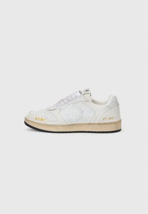 Trainers - white