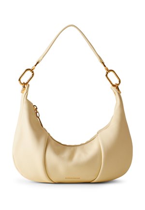 Borsa a spalla in pelle crema con una forma morbida e curvata, tracolla sottile e dettagli in metallo dorato. Presenta pieghe sottili per aggiungere texture.