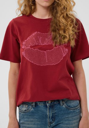 Culture, CUEMBA GITH T-SHIRT - Nyomott mintás póló - rio red