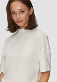 s.Oliver MIT LOGO-TAPE IM RELAXED FIT - T-shirt basic - ecru