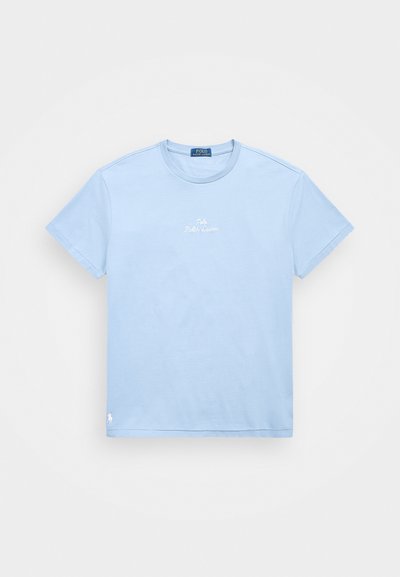 Ανοιχτό μπλε βαμβακερό μπλουζάκι με στρογγυλή λαιμόκοψη, κοντά μανίκια και λευκό κεντητό λογότυπο στο στήθος και στο κάτω άκρο. Λείος υφασμάτινος τύπος.