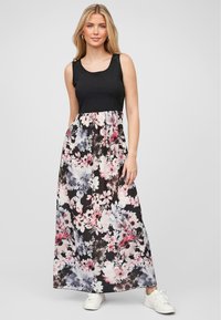 Robe maxi florale avec un haut sans manches noir et un motif floral multicolore dans des nuances de rose et de bleu sur un fond noir.