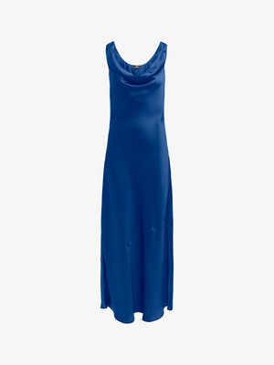 Femme portant une robe longue jusqu'au sol, sans manches, en satin bleu roi avec un décolleté drapé, posant les mains jointes et regardant sur le côté.