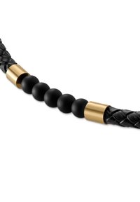 Sort flettet læderarmbånd med skiftevis matte sorte perler og gyldne cylindriske accenter. Slankt design med tekstureret detaljering.