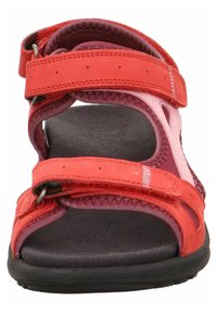 Sandalias deportivas rojas y rosas con correas de velcro, diseño de punta abierta, suela acolchada y acentos texturizados para un mejor agarre.