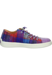 Sneaker intrecciate multicolori con puntale viola, suola bianca e lacci pastello, e una tomaia testurizzata con motivi rossi, blu e verdi.