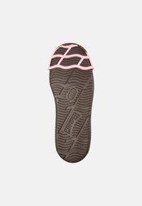 Braune Gummisohle mit pinken Akzenten. Gerillte Oberfläche mit wellenförmigem Profil. Enthält das 'Camper'-Logo und die Größenmarkierung 38.