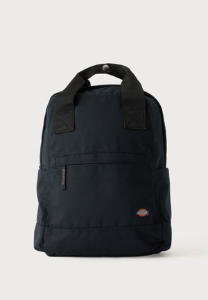 Sac à dos rectangulaire noir avec poignées supérieures, poche zippée à l'avant, poches latérales et petit logo Dickies coloré en bas à droite.